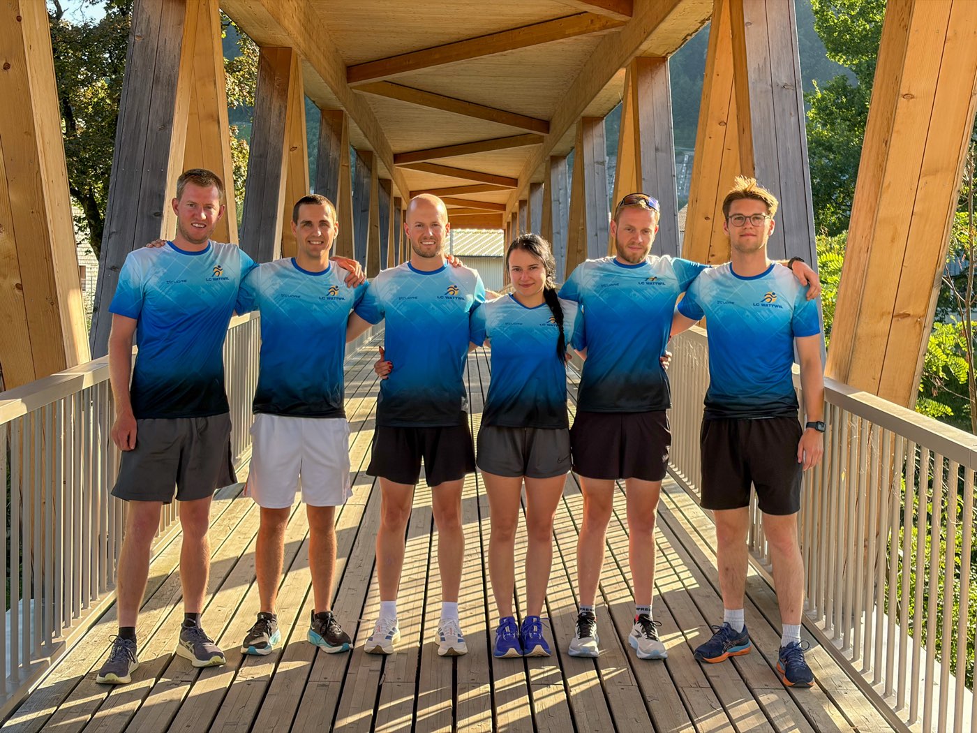 Vorstand des LC Wattwil: Yanick Sennhauser, Barbara Schönenberger, David Wetter, Roman Bischof, Dominik Sennhauser und Fabian Sennhauser auf einer Holzbrücke im Toggenburg